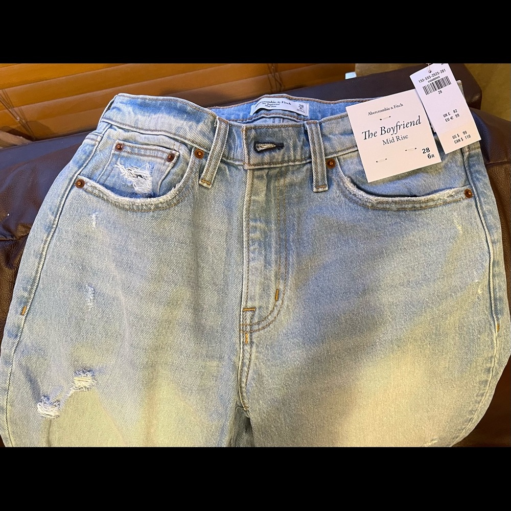 NWT Abercrombie & Fitch Boyfriend Mid Rise Jeans - Size 28 6R